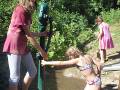 21. Juni: Heute ist 'Spielen und Arbeiten' am Wasser angesagt: Staudämme! (Foto: Evelyn Simson)