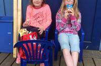 9. April: Charlize und Seraphine spielen Kino! Sie sind die Zuschauerinnen! (Foto: Evelyn Simson)