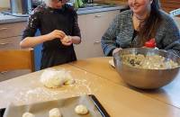 15. Februar: Wir machen aus dem Stockbrotteig von gestern Zimtbrötchen. (Foto: Nina Becker)
