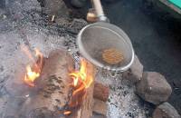 21. Februar: Popcorn am Lagerfeuer (Foto: Boris Pawlik)