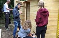 12. Juni: SchülerInnen des Gymnasiums Raabeschule bauen einen Werkzeugschrank für das Projekt Auenwald. (Foto: Evelyn Simson)