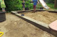 9. Mai: In die Sandkiste kommt neuer Sand und jetzt gibt es schon fleißige HelferInnen, die Wurzeln auszubuddeln! (Foto: Lara Hoffmann)