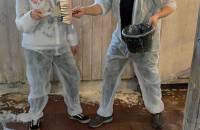 23. Oktober: Bitte mehr Kalk im Stall !!! July und Franzi sind fleißig und albern rum.
