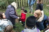 6. Februar: Viele der Kinder haben an der Beerdigung teilgenommen um sich von Kenny zu verabschieden. (Foto: Laura Müller)