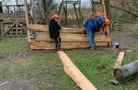 20. Februar: Eine neue Hütte wird gebaut. (Foto: Fabian Wilke)