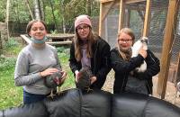 20. Oktober: Die Tierpflegerinnen mit ihren 'Pflegetieren'. (Foto: Laura Müller)