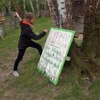 22. April:  Ein Schild erhält einen neuen Anstrich. (Foto: Anastasia Anastasiadou)