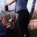 24. Februar: Swantje versucht Sandy mit Wasser nass zu spritzen. (Foto: July Krause)