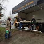 5. Januar: Wir haben heute neues Holz bekommen und alle packen fleißig mit an. (Foto: July Krause)