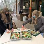 13. Januar: Sandy und Suna bereiten das Futter für die Kaninchen und Meerschweinchen zu. (Foto: Laura Müller)