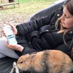 21. Januar: Letizia und Nayla gucken sich die Tagesfotos auf unserer Homepage an. (Foto: Laura Müller)