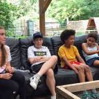 25. Juli: Swantje, Yannis, Noah und Sadia entspannen sich auf der Couch. (Foto: Laura Müller)