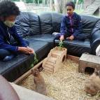 6. Juni: Noah und Sadia wollen Bunny und Smokey füttern.(Foto: July Krause)