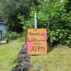 10. Juni: July hat das Herzlich Willkommen Schild neu gemacht. (Foto: July Krause)