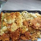 15. Juni: Und so sehen die fertig gebackenen Holunderblüten aus. Noch ein bisschen Puderzzcker drüberstreuen und fertig. Lecker! (Foto: Hellas Adlung)