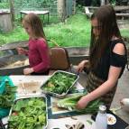 24. Juni: Fianna und Swantje bereiten das Futter zu. (Foto: Laura Müller)