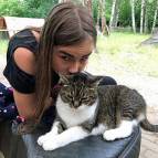 24. Juni: Danach wurde mit Miezefee gekuschelt. (Foto: Laura Müller)