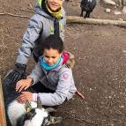 7. März: Sadia und Noah bei den Ziegen. (Foto: Laura Müller)