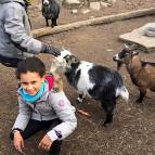 7. März: Sadia und Noah bei den Ziegen. (Foto: Laura Müller)