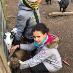 7. März: Sadia und Noah bei den Ziegen. (Foto: Laura Müller)
