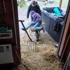 28. März: Alle helfen fleißig mit. (Foto: Laura Müller)