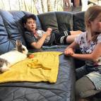 31. März: Yannis und Maria mit Tiffy. (Foto: Laura Müller)