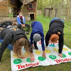 2. Mai: Twister. Laura ist raus.