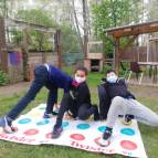 2. Mai: Yannis, Sadia und Noah zeigen ihre sportliche Ader beim Twister spielen. (Foto: July Krause)