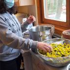 4. Mai: Josy zupft die gelben Blättchen von den Blüten ab. (Foto: Hellas Adlung)