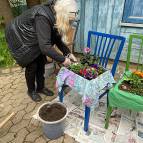 11. Mai: Evelyn hat den Stoff  geschnitten und Stühle mit Hellas Hilfe fertig beflanzt. (Foto: Fabian Wilke)