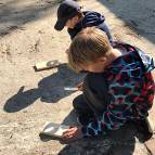 19. Mai: Mit Lupen haben die Kinder Bilder auf ein Stück Holz gebrannt. (Foto: Laura Müller)