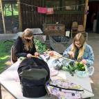 26. Mai: Emilia und Sandy bereiten das Futter vor. (Foto: Laura Krause)