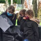 27. Mai: Matilda, Maria und Katharina gucken sich zusammen den Geburtstagskalender an. (Foto: Laura Krause)