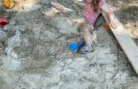 3. August: Matschen im Sand ist toll bei der Hitze.