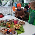 19. Dezember: Bei unser kleinen Weihnachtsfeier draußen unter dem Zelt bei Apfelpunsch und Gebäck erzählen und spielen wir zusammen. (Foto: Hellas Adlung)