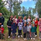 9. Juni: Heute haben wir Besuch von mehreren ukrainischen Familien bekommen. Gemeinsam hatten wir viel Spaß beim Kennenlernen, bei Kaffee und Kuchen und beim Entdecken der vielen Möglichkeiten auf unserem Spielplatz. Besonders der Besuch im Tierbereich hat allen sehr gut gefallen. Wir freuen uns auf ein baldiges Wiedersehen mit allen! (Foto: Hellas Adlung)