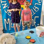 19. Juni: Heute war unser Spielplatz im Gemeinschaftshaus Melverode in der alten Schule ( Bolkenhainstr.1) mit einem Kinderschminkstand und mit Wickingerschach und Ringe werfen vertreten. Anlass war der Tag der Vereine, zu dem alle eingeladen waren. Bei Kaffee und Kuchen konnte man die Gelegenheit nutzen ins Gespräch zu kommen und sich kennenzulernen. (Foto: Hellas Adlung)