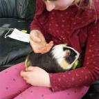 1. März: 'Ach, Schoki, du bist so süß wenn du Gurke knabberst'. (Foto: Hellas Adlung)