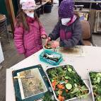 6. März: Lani und Janne bereiten das Futter für die Tiere vor. (Foto: Laura Müller)