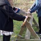 16. März: Suna sägt das Brett für ein Kreuz zurecht. (Foto: Hellas Adlung)