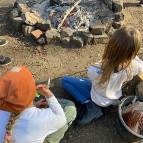 28. März: Bei schönem Wetter, schmeckt das Stockbrot am Besten. (Foto: Fabian Wilke)