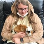 30. März: Suna kuschelt mit Caramell. (Foto: Laura Müller)