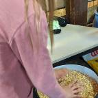 31. März: Heute gab es eine Körnerlieferung für die Tiere. Katharina hat die Futtertöpfe befüllt. (Foto: Hellas Adlung)