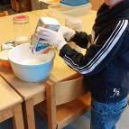 4. Januar: Heute gibt es selbstgemachte Crepes. Erstmal den Teig anrühren. (Foto: Hellas Adlung)