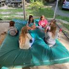 6. Juli: Im Schatten auf der Matte chillen. (Foto: Fabian Wilke)