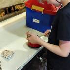 10. Juli: Miezefee bekommt ihr Futter. (Foto: Hellas Adlung)