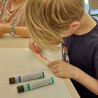 10. Juli: Mit den bunten Wachsstiften kann man Kerzen bemalen. (Foto: Hellas Adlung)
