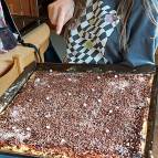 30. März: Der Kuchen ist fertig und mit bunten Streußeln verziert. Sogar kleine Herzen sind darauf, schaut mal. (Foto: Hellas Adlung)