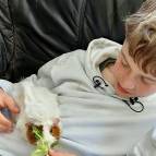 3. Mai: Kuschelzeit nach dem Stall ausmisten. Bärchen freut sich über den Salat. (Foto: Hellas Adlung)