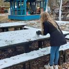 29. November: Aus dem restlichen Schnee bauen wir einen kleinen Schneemann. (Foto: Hellas Adlung)